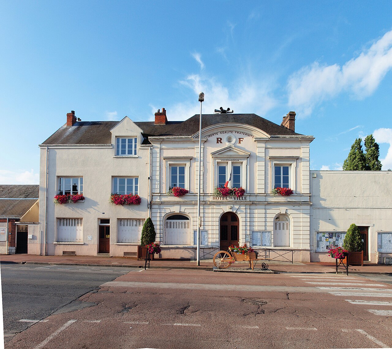 Villemandeur (45700), Loiret — la boucherie Le Bœuf Tricolore de Villemandeur